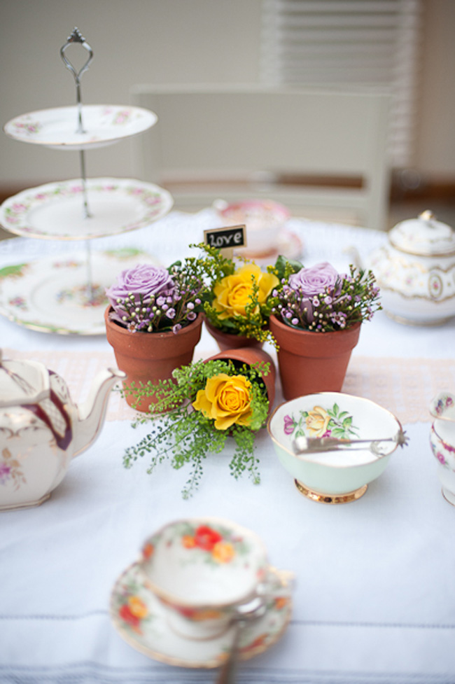behind-the-scenes-on-a-vintage-winter-wedding-shoot-table-flowers