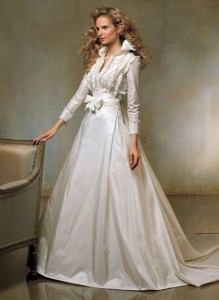 10. Long Sleeved Winter Lace Wedding Gowns